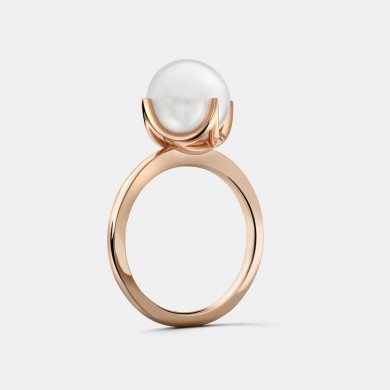 Freshwater pearl ring side view, in 9ct rose gold.