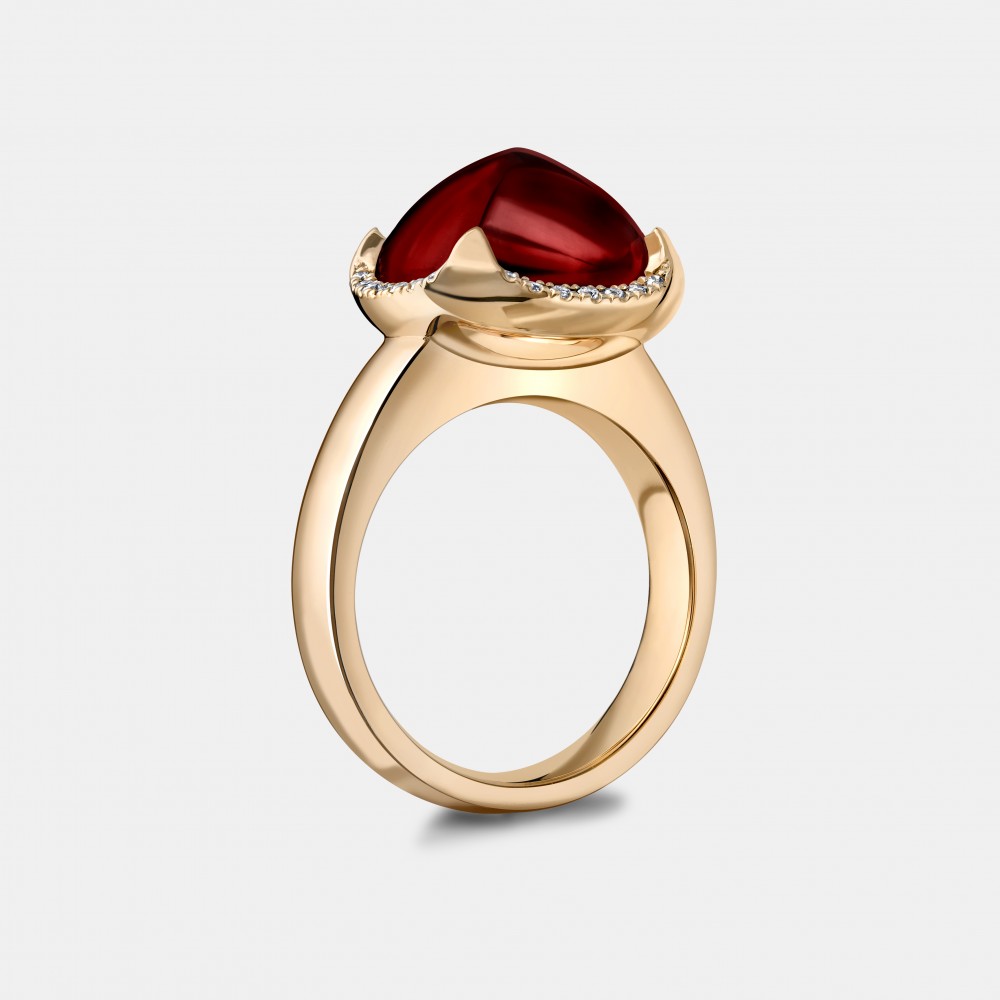 Pyramid Ring in Gold with Garnet